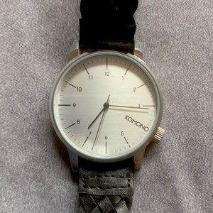 Low profile dress watch